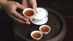 庐山所产的一种茶叶