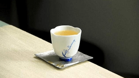 秋天的第一杯奶茶是什么意思