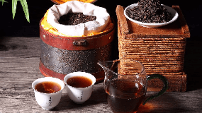 熟普洱散茶与功夫红茶图片