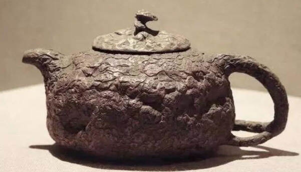 传世所知最古老的紫砂壶型——供春壶