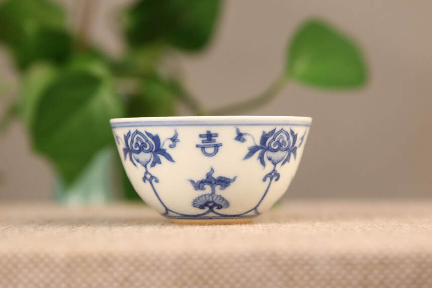 景德镇陶瓷历经千年、经久不衰，收藏对了，可以兴家旺族！