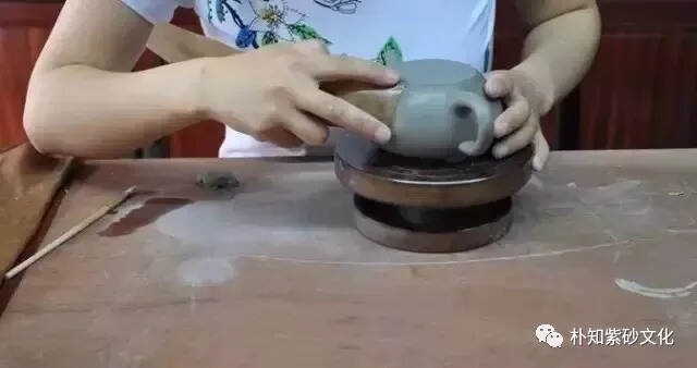你知道做一把手工紫砂壶到底需要多久吗？