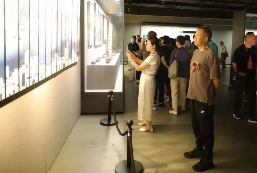 “陶与瓷的对话”景德镇／宜兴市两地大师作品公益联展开幕