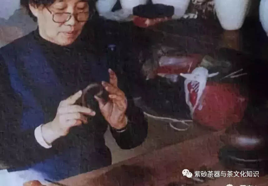 看大师周桂珍演绎传统紫砂制作技艺