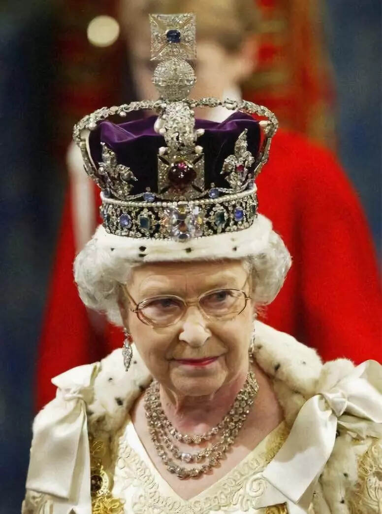 戴安娜王妃离奇死亡，竟是与一顶被诅咒的王冠有关？（转发）