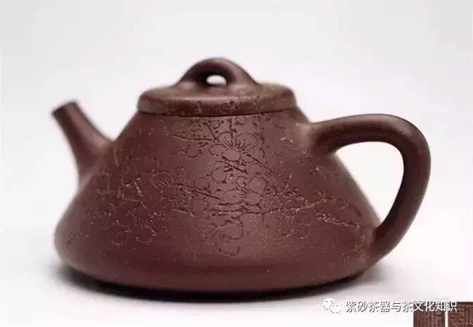 为何泡茶能让紫砂壶愈发润泽？一涩一润之转换，玩壶之意跃然