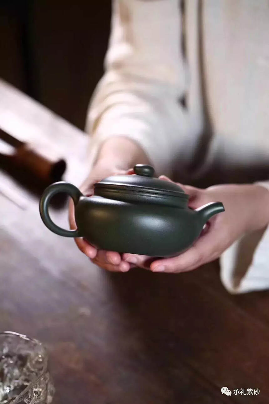紫砂壶，把茶叶和茶水留在壶内过夜，真的有利于养壶吗？