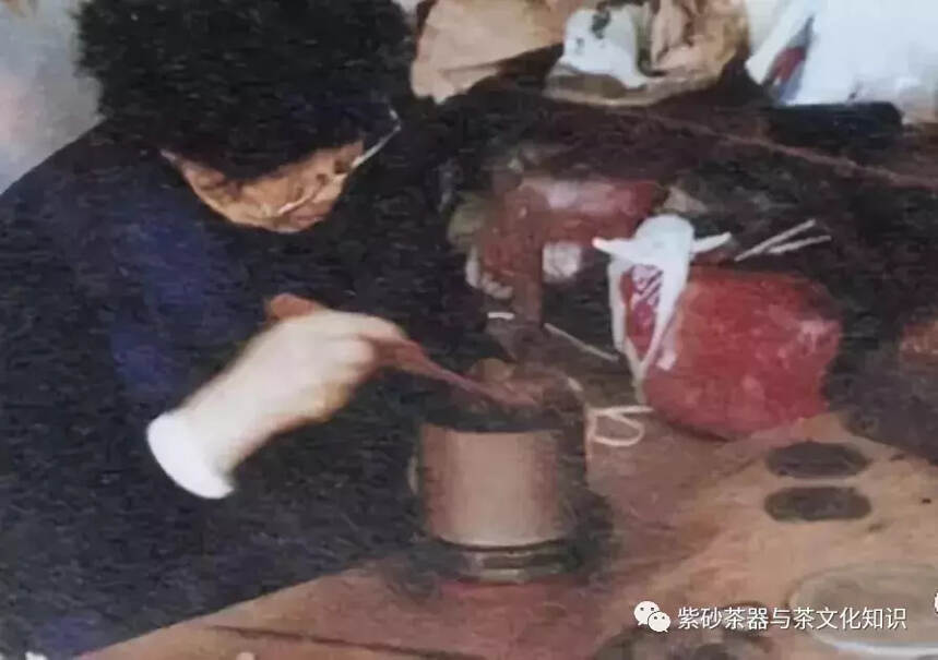 看大师周桂珍演绎传统紫砂制作技艺