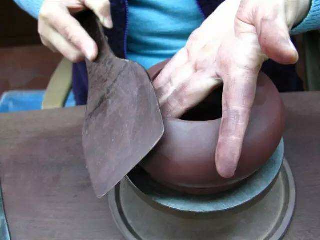 紫砂壶，直观的成型步骤，让你看清全手工和半手工的区别！