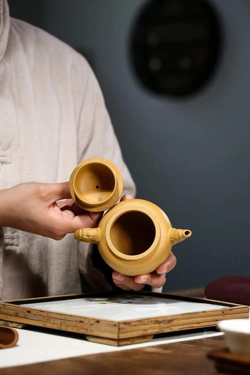 「水平龙尊」刘彩萍（国工艺美术师）宜兴原矿紫砂茶壶