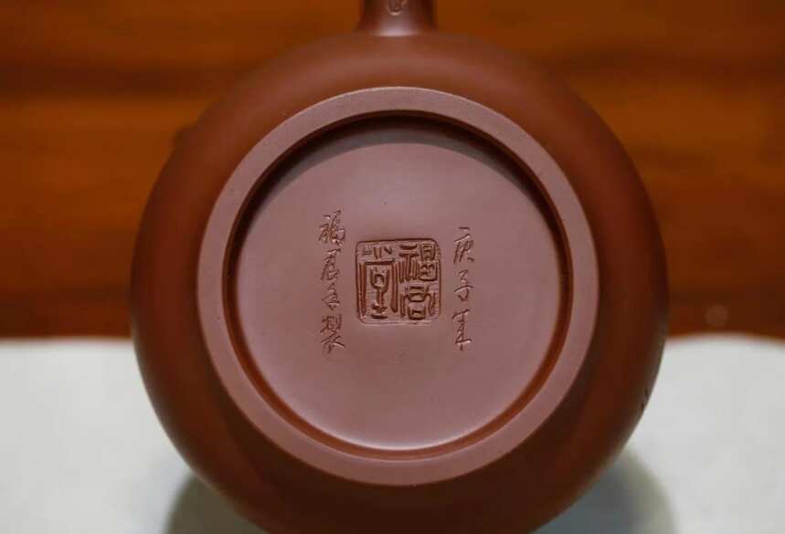 研高王福君「清泉壶」，原矿80年代老红泥，450cc，扁翁装饰