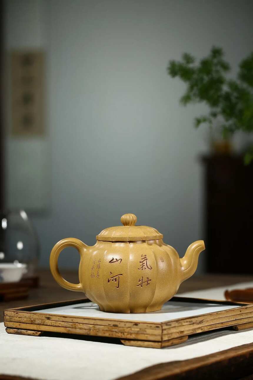 「筋纹宫灯」蒋爱英（国高工艺美术师）宜兴原矿紫砂茶壶