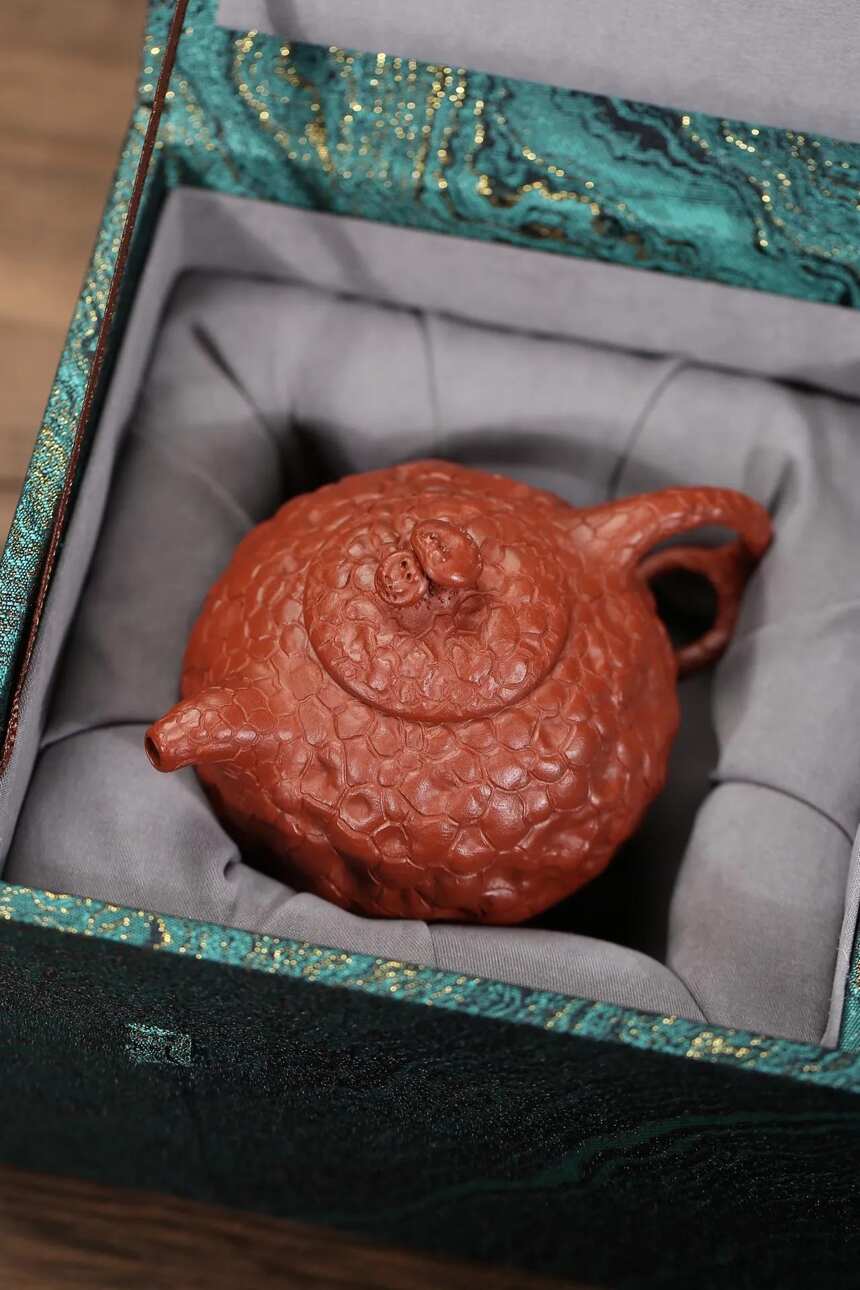 「供春」·朱泥·140cc·10孔，宜兴原矿紫砂茶壶