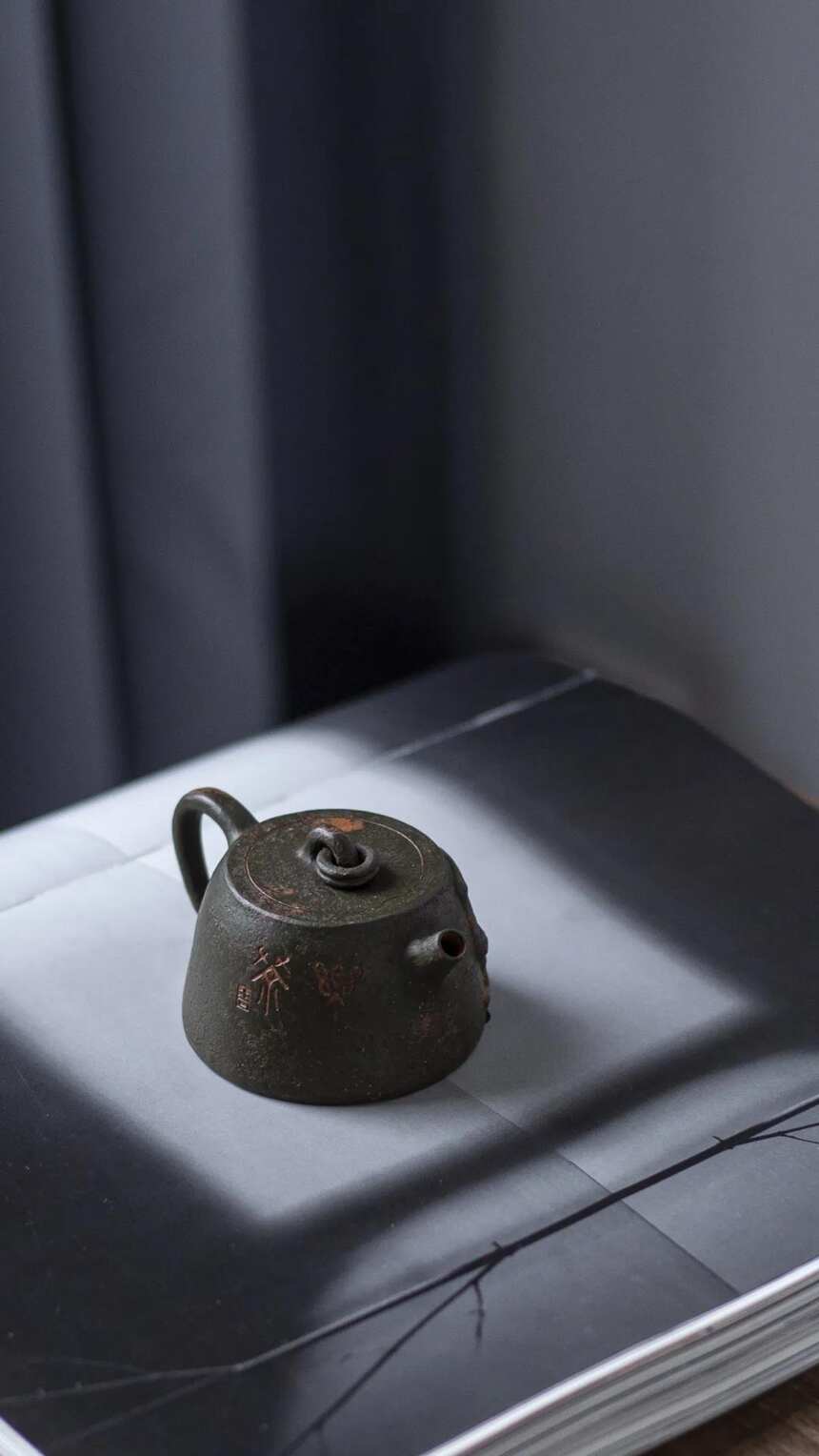张琦，秦权·三星堆玉面·饕餮纹·110cc宜兴原矿紫砂茶壶