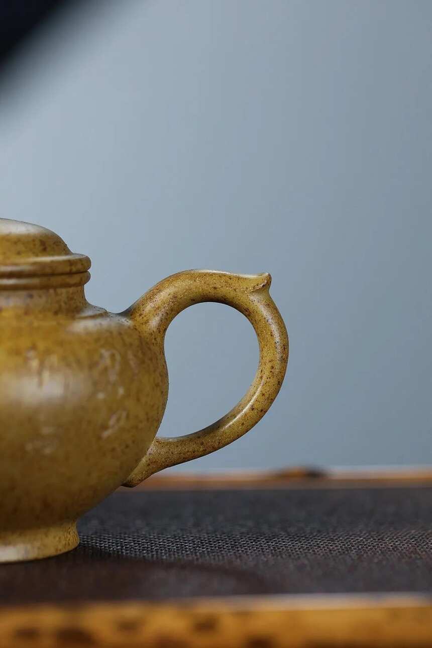 国工潘国新制作的宜兴原矿紫砂茶壶