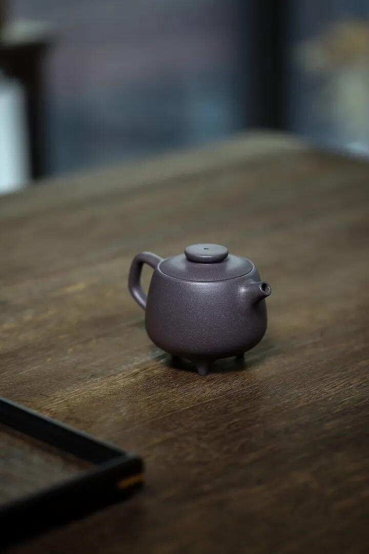 三足·天青泥·180cc·9孔·张磊（制）宜兴原矿紫砂茶壶