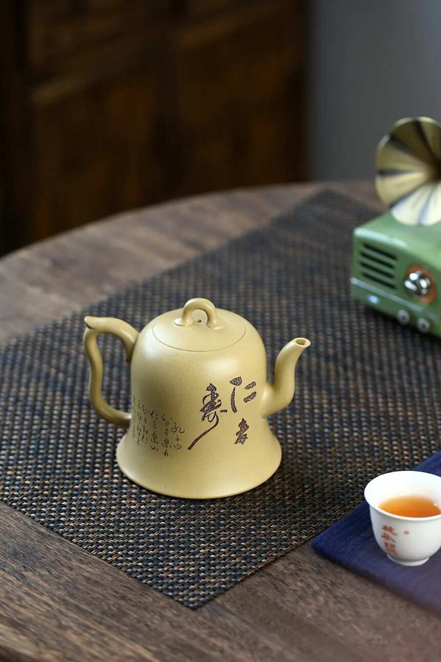 呵笔难临帖，敲床且煮茶。—【金钟】本山绿泥·350cc作者:王卫明