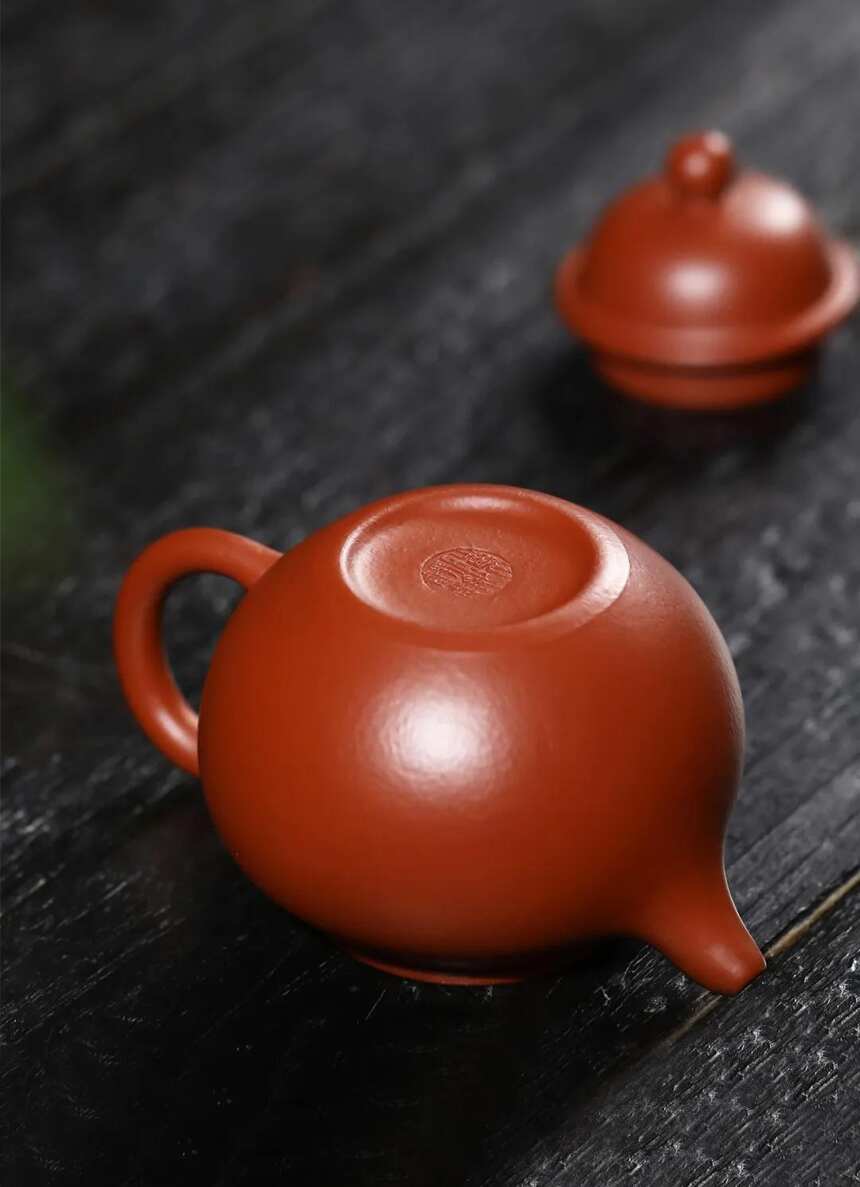 「小品」掇球·朱泥·150cc·7孔·陈静静（制）宜兴原矿紫砂茶壶