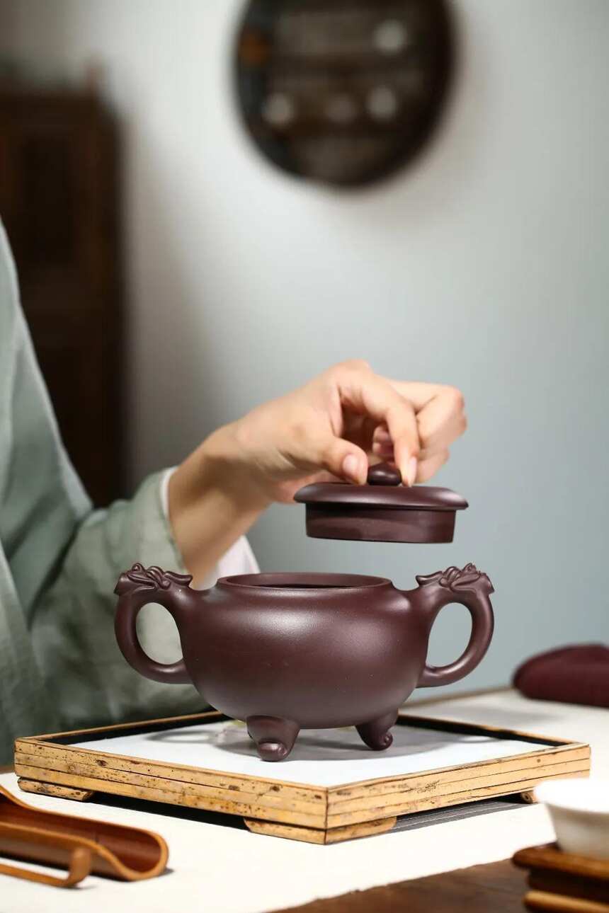 「龙行天下」刘彩萍（国工艺美术师）宜兴原矿紫砂茶壶