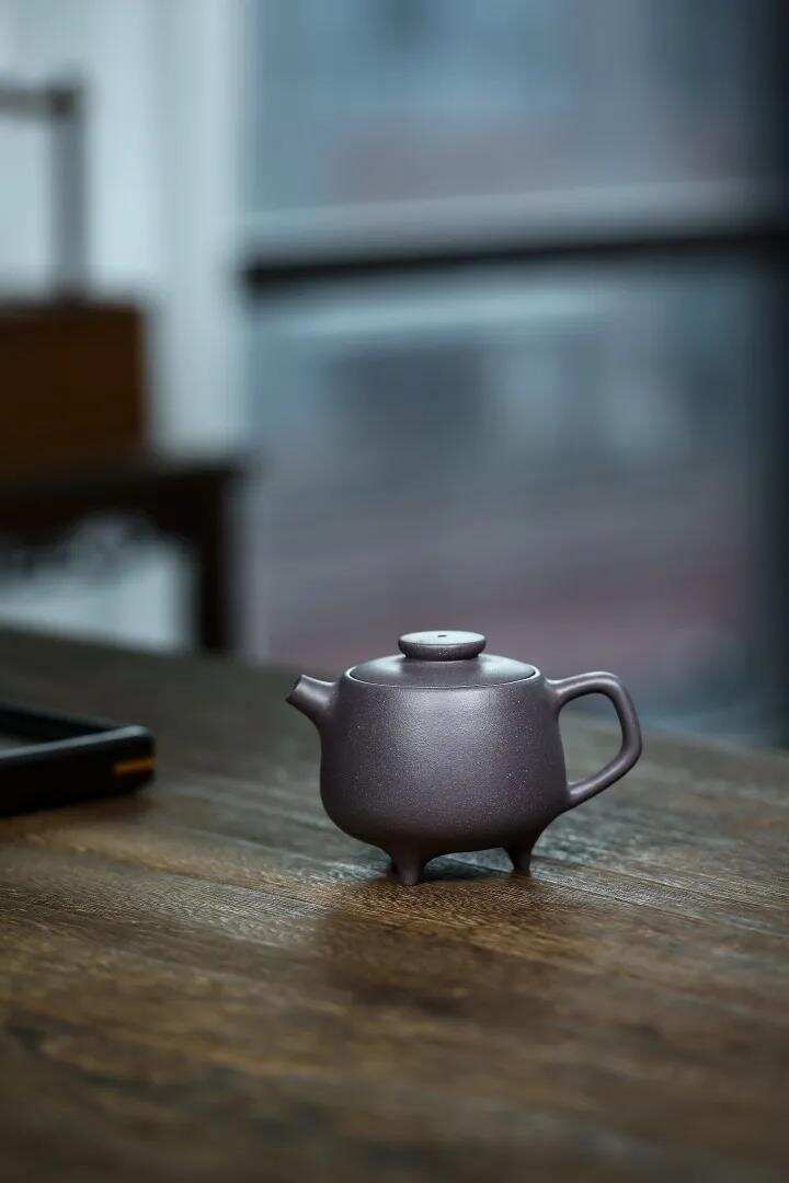 三足·天青泥·180cc·9孔·张磊（制）宜兴原矿紫砂茶壶