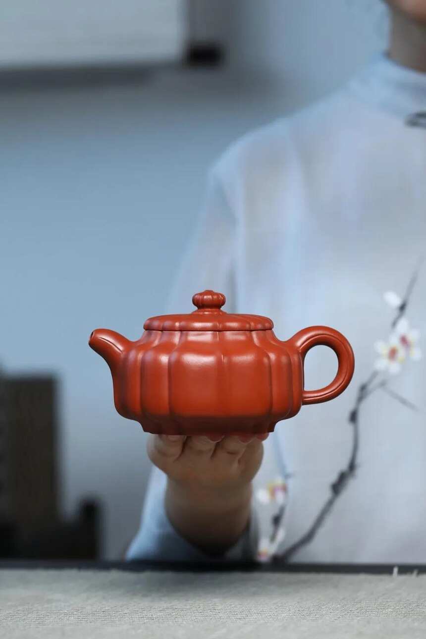 「宝菱」宜兴原矿朱泥筋纹紫砂茶壶