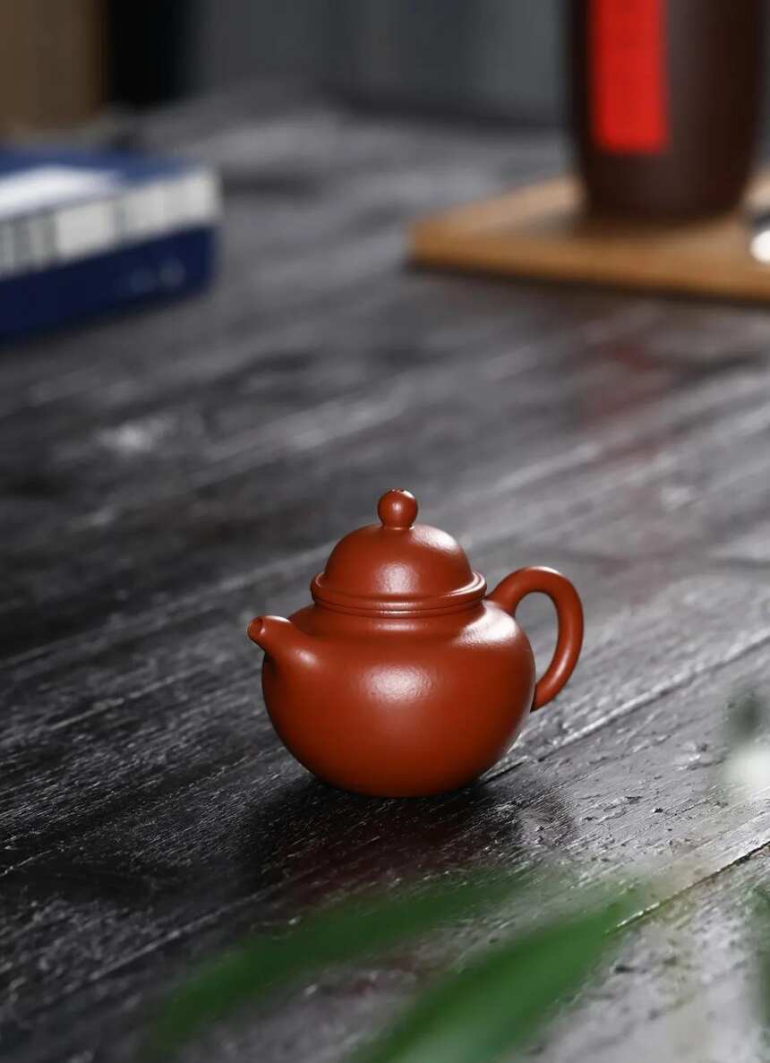 「小品」掇球·朱泥·150cc·7孔·陈静静（制）宜兴原矿紫砂茶壶