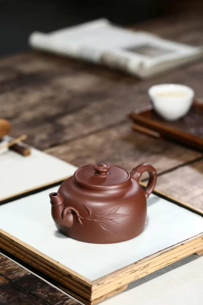 「半月」刘彩萍（国工艺美术师）宜兴原矿紫砂茶壶