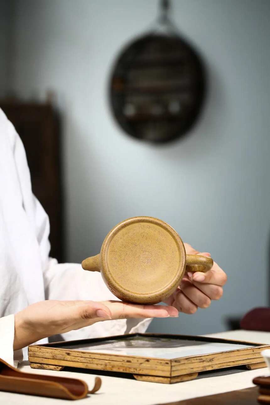 「龙德钟」范磊（国助理工艺美术师）宜兴原矿紫砂茶壶