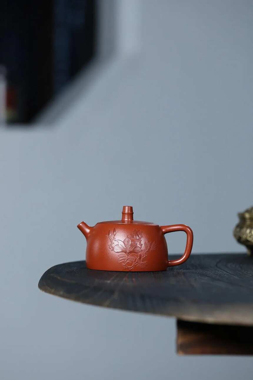 宜兴高工艺美术师韩慧琴制作的原矿堆绘德钟紫砂茶壶