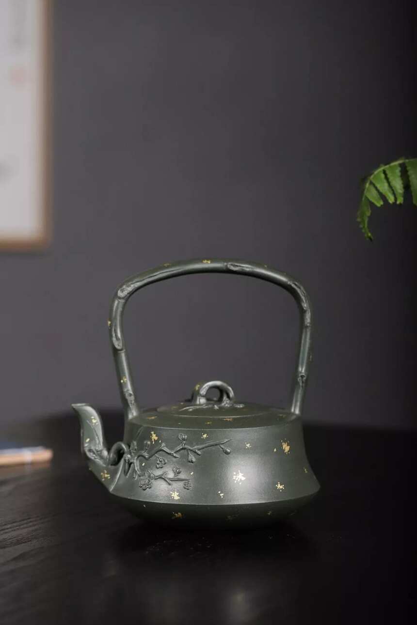 《梅花提梁》蒋爱英（国高工艺美术师）宜兴原矿紫砂茶壶