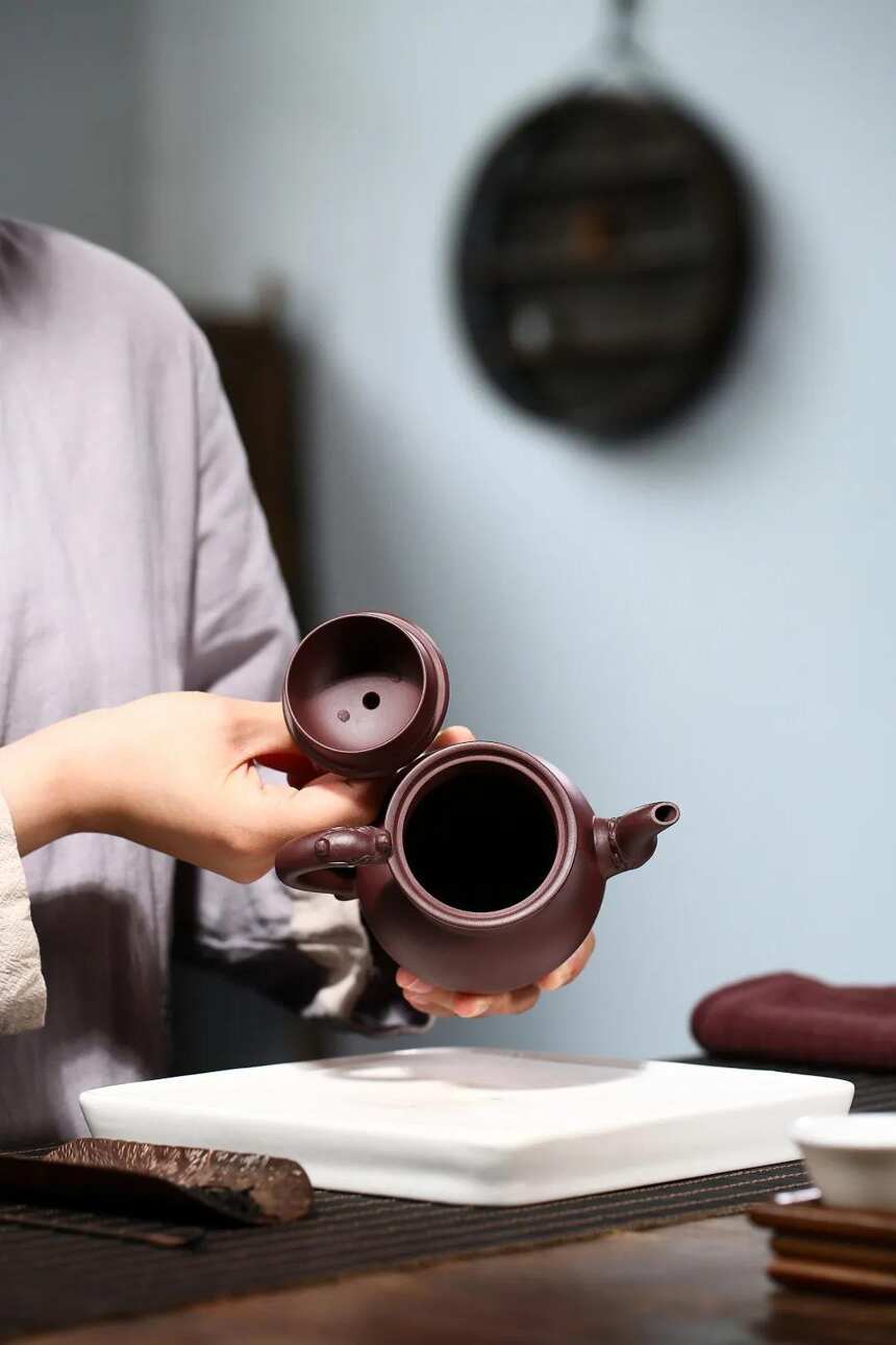 「双龙戏珠」沈永娟（国高工艺美术师）宜兴原矿紫砂茶壶