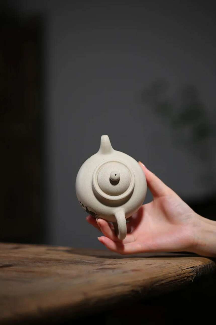 寿珍掇球，羊脂白泥·350cc·9孔出水·国工艺美术师