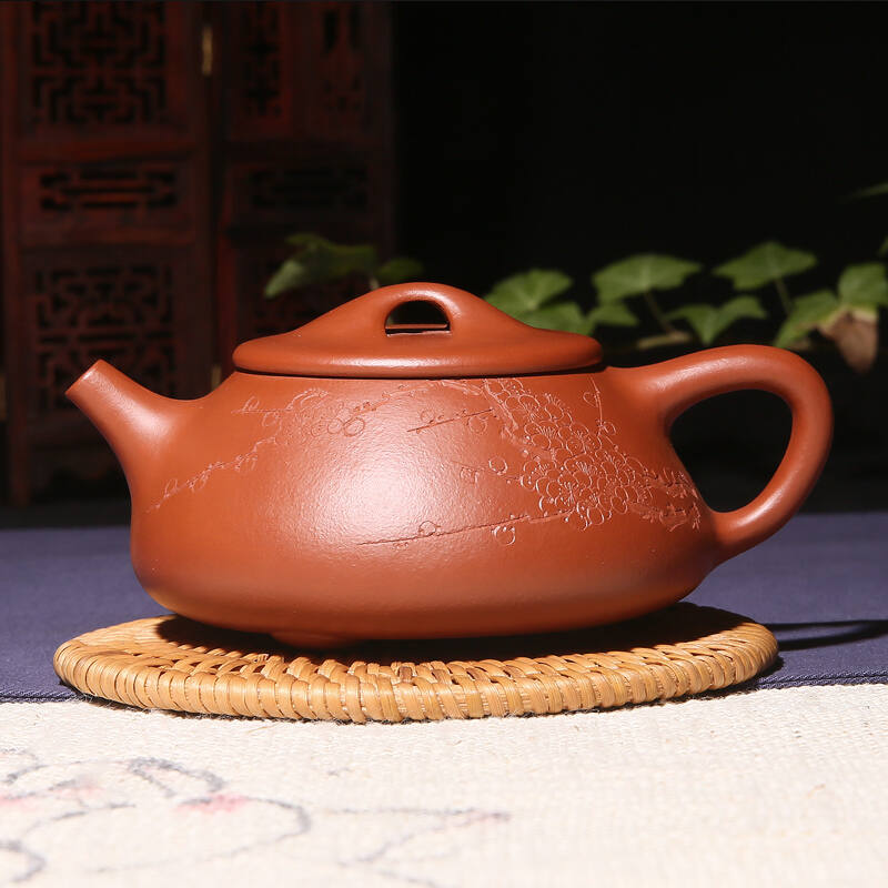 冬天喝茶先温壶，防止紫砂壶开裂