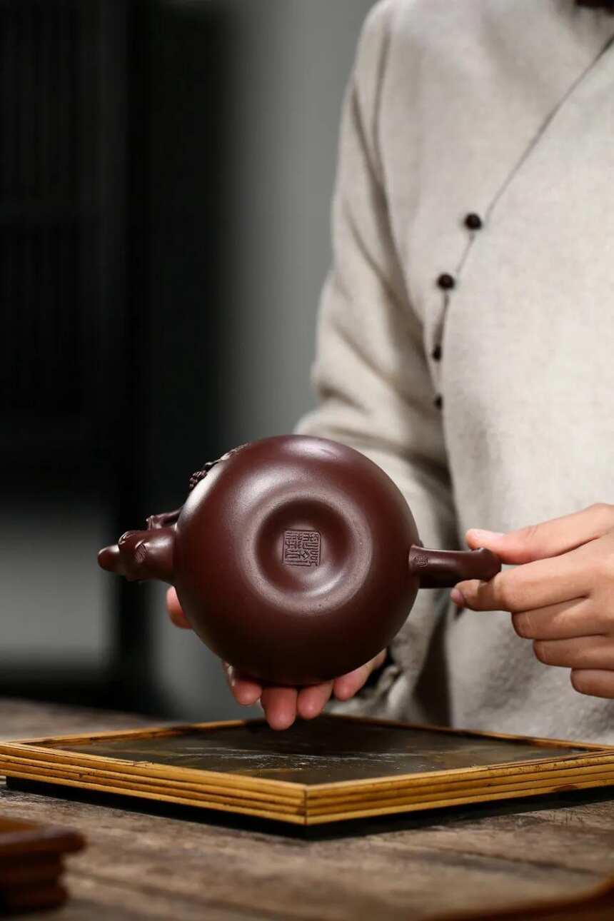 「松鼠葡萄」刘彩萍（国工艺美术师）宜兴原矿紫砂茶壶