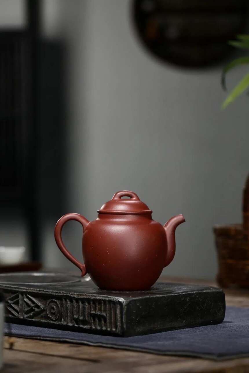 「舒怀」刘彩萍（国工艺美术师）宜兴原矿紫砂茶壶