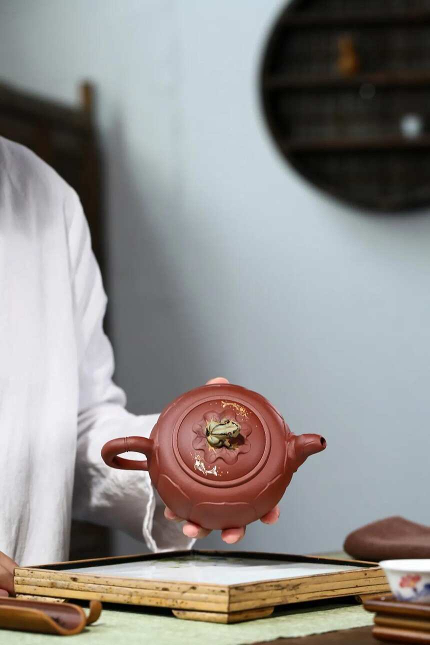 「青蛙荷花套组」刘彩萍（国工艺美术师）宜兴原矿紫砂茶壶