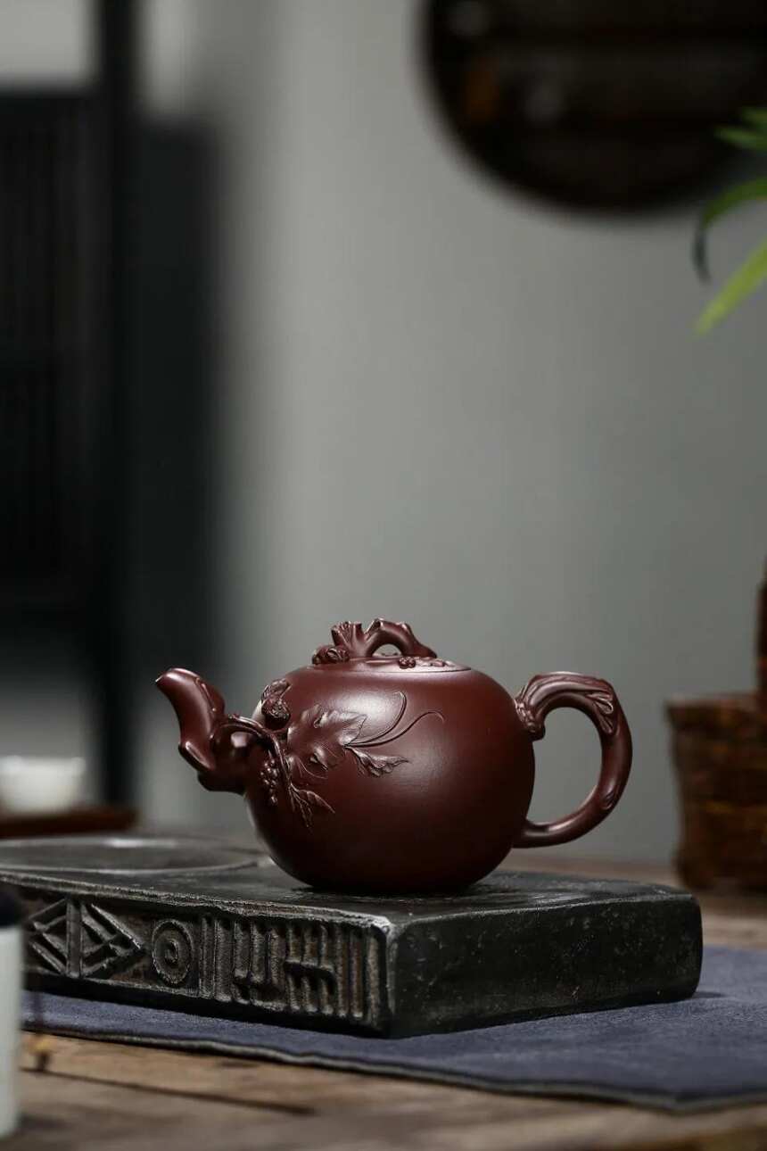 「松鼠葡萄」刘彩萍（国工艺美术师）宜兴原矿紫砂茶壶