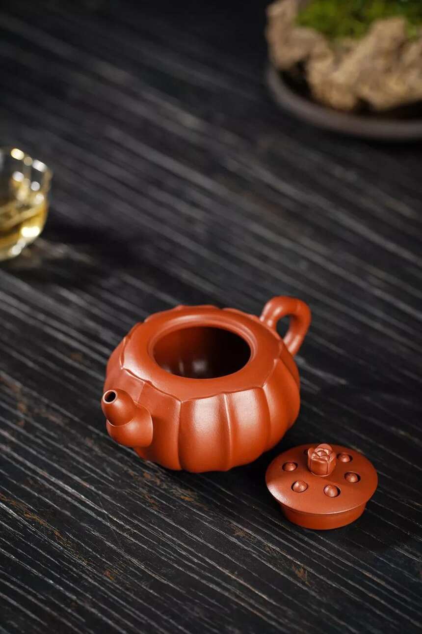 手工筋纹莲子·260cc·9孔·朱泥·刘勇（制）宜兴原矿紫砂茶壶