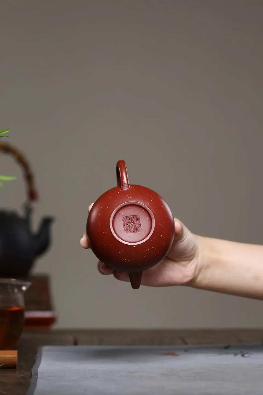 「铺砂圆鼓」殷俊雅（国工艺美术员）宜兴原矿紫砂茶壶