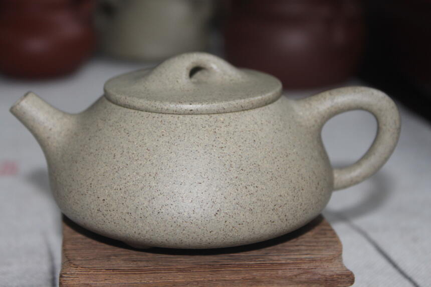 芝麻段紫砂壶泡养如何变化？段泥紫砂壶适合冲泡绿茶白茶等浅茶汤