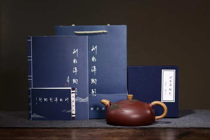 「贴花半月」刘彩萍（国工艺美术师）宜兴原矿紫砂茶壶