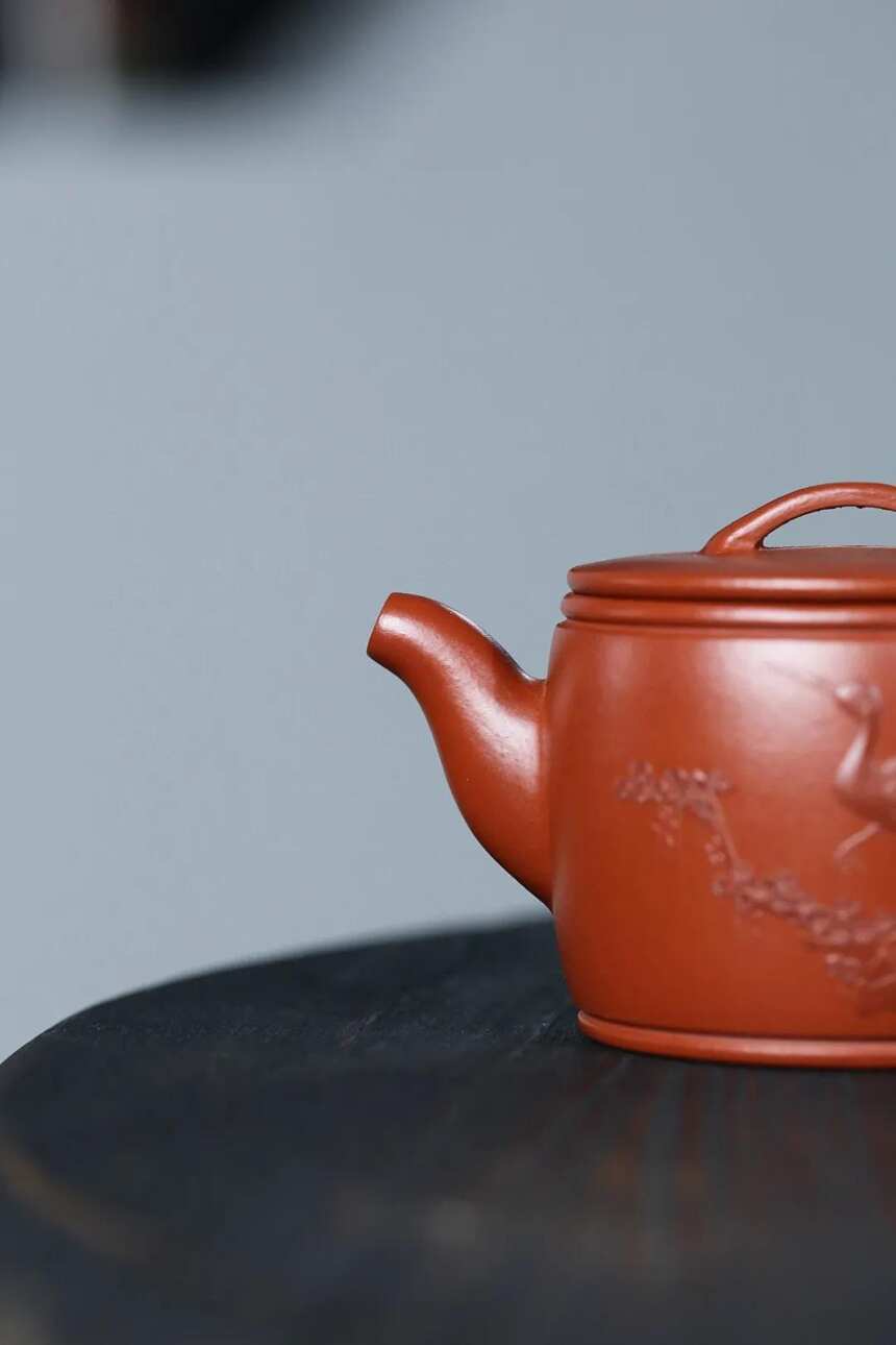 宜兴韩慧琴制作的原矿大红袍堆绘汉瓦紫砂壶