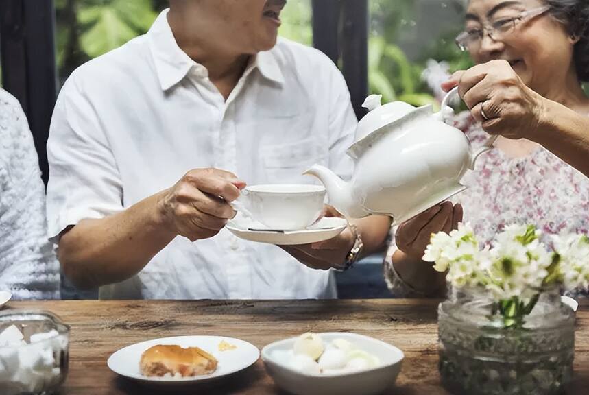 上海65岁大爷，在家中翻出了3年前的普洱茶、白茶，还能喝吗？