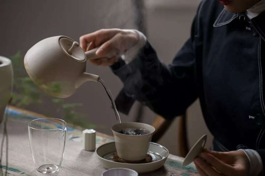 有个不曾喝茶的朋友一本正经的问，喝茶能解渴吗？