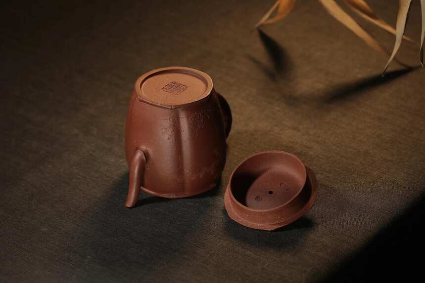 「修竹一式」·红降坡·230cc·竹形球孔，宜兴原矿紫砂茶壶
