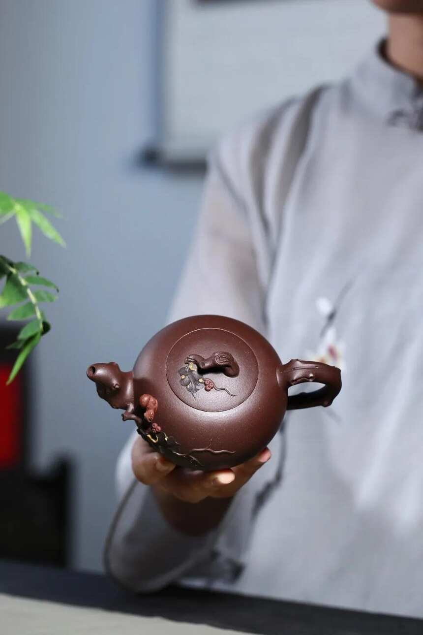 「松鼠葡萄」丁洪斌（国工艺美术师）宜兴原矿紫砂茶壶
