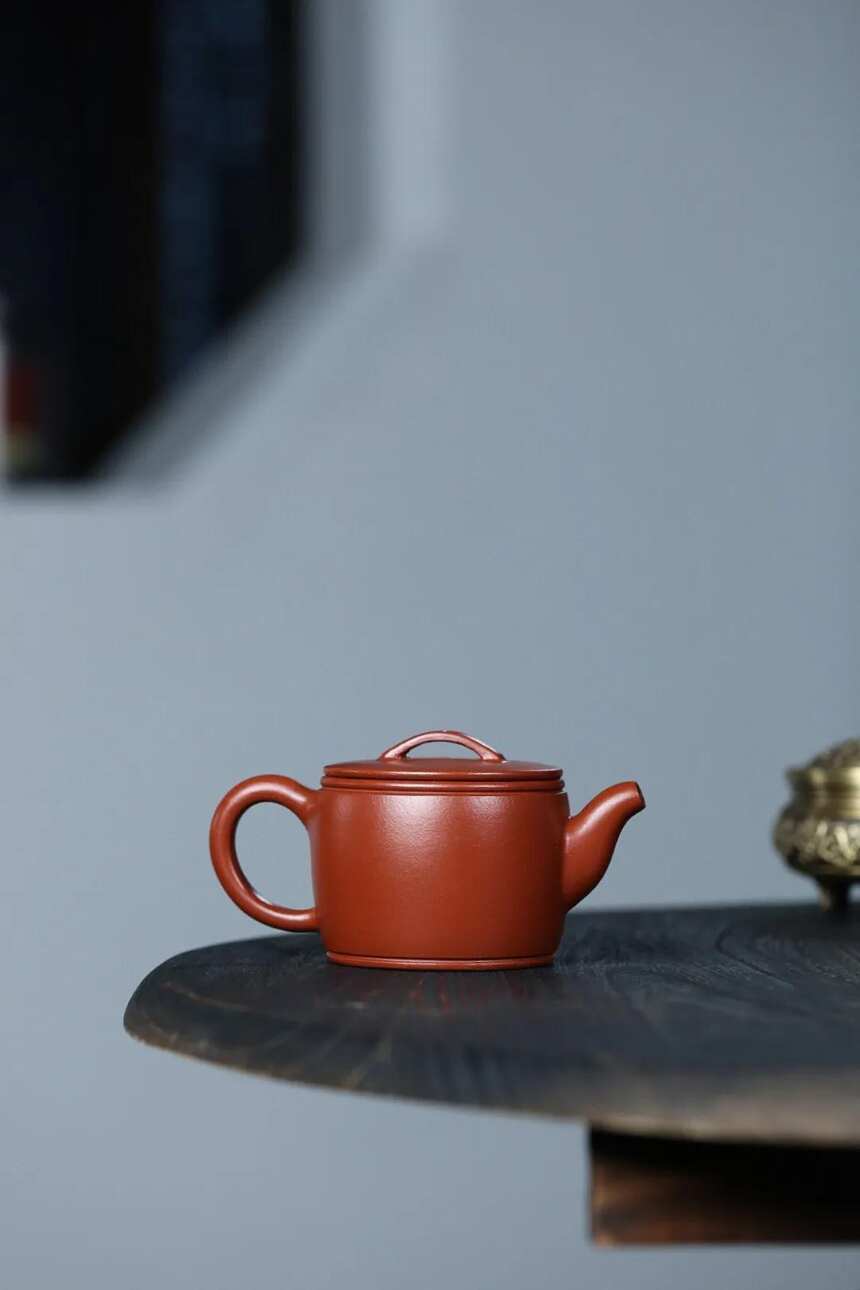 宜兴韩慧琴制作的原矿大红袍堆绘汉瓦紫砂壶