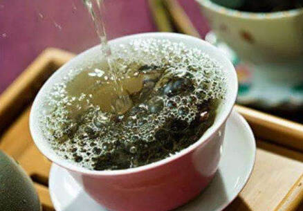 为什么茶汤里有很多小泡泡？什么茶叶容易起气泡？看完涨知识