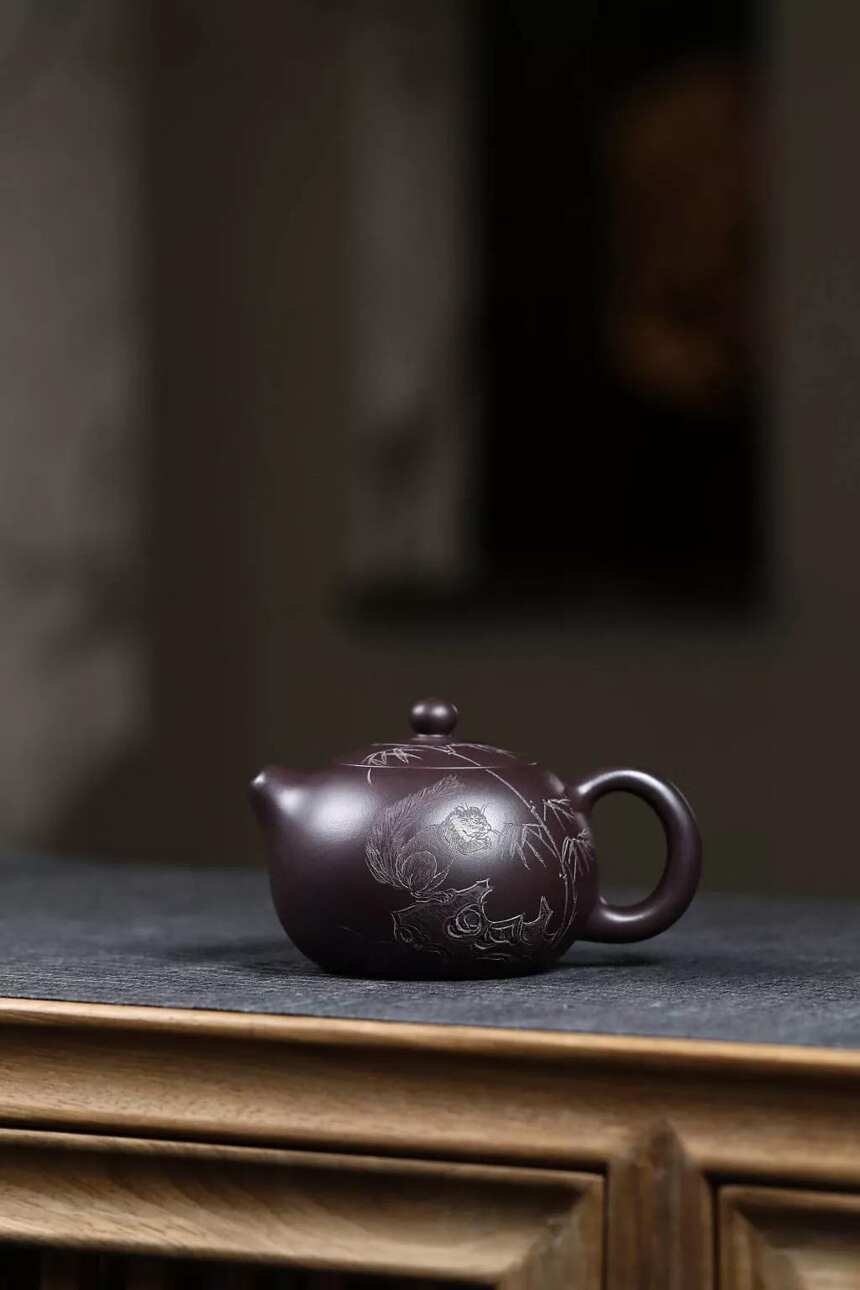 「刻绘西施」͏ 成梅英，宜兴原矿紫砂茶壶