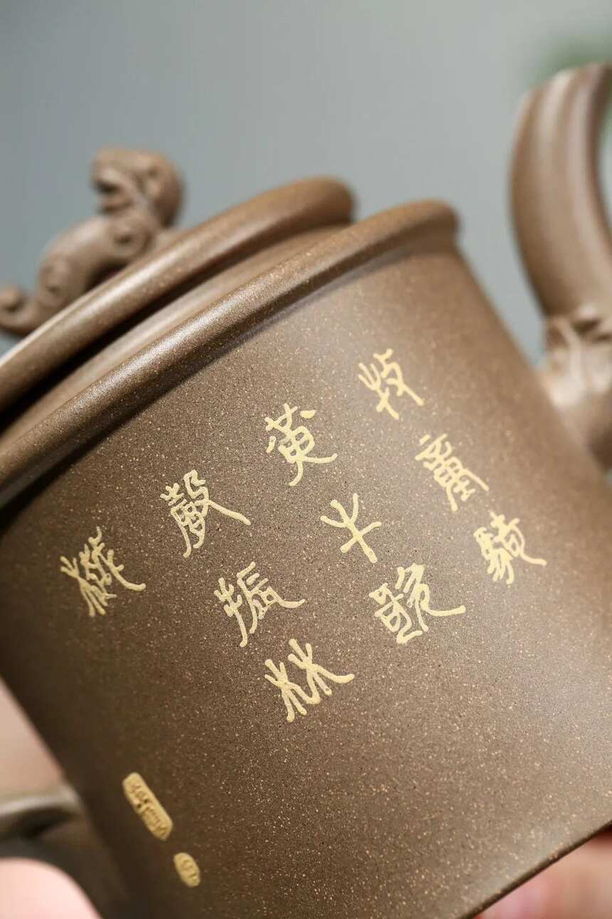 「狮之回眸」刘彩萍（国工艺美术师）宜兴原矿紫砂茶壶
